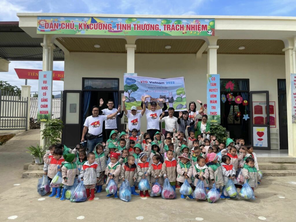 Gimasys cùng Vietforce Team và các đối tác trao hàng nghìn phần quà cho các em học sinh nghèo tại Huyện Mù Cang Chải